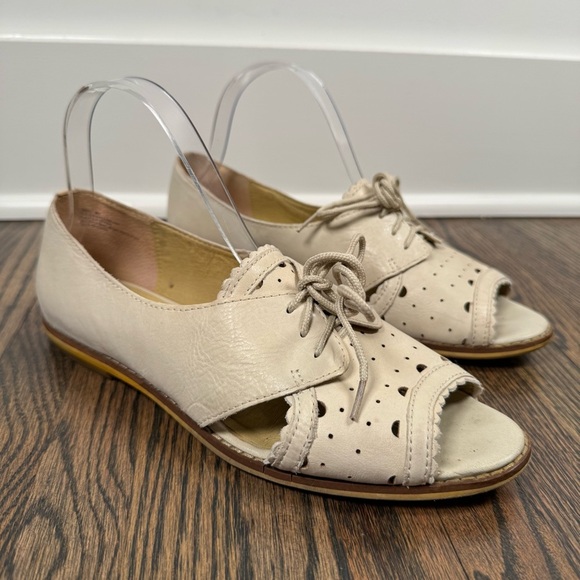 Latigo Mikey Cream Leather Cutout Peep Toe Flats size 8 - Picture 1 of 8